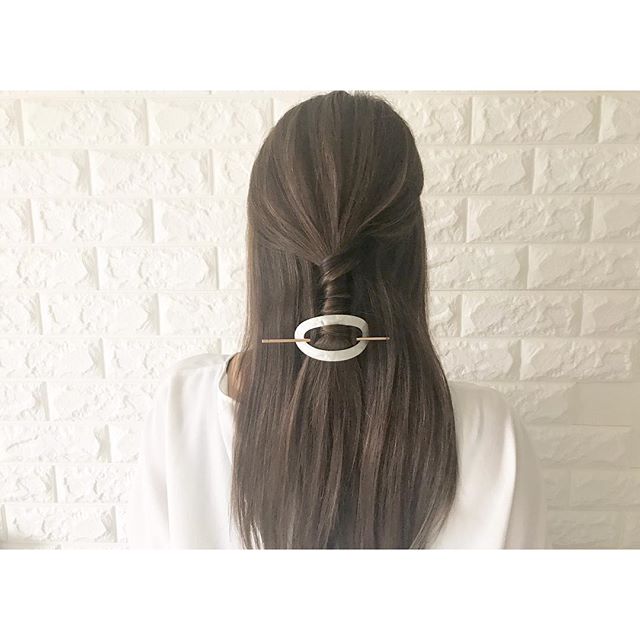 黒髪ロングさんに似合うストレートヘアアレンジ特集 大人可愛いスタイルに モデルプレス 黒髪ロングさんに似合うストレートヘアアレンジ特集 大人可愛いスタイルに モデルプレス