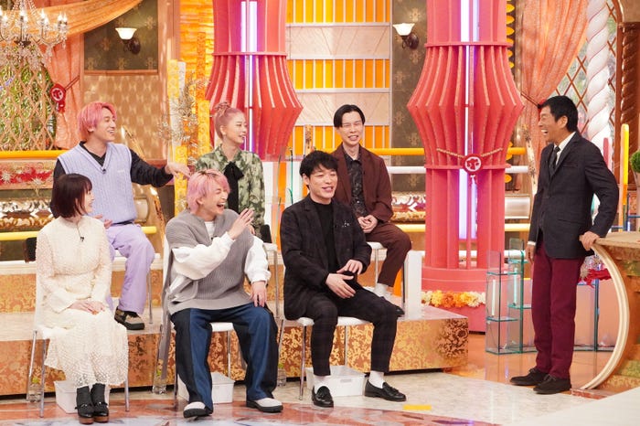 (後列左から)兼近大樹、SUMIRE、岩井勇気(前列左から)花澤香菜、佐久間大介、川島明、明石家さんま(C)フジテレビ