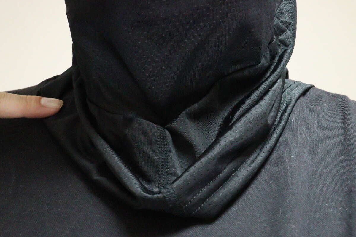 黒いフェイスガードを着用した人物の首元。メッシュ素材と首へのフィット感がわかる 黒いフェイスガードを着用した人物の首元。メッシュ素材と首へのフィット感がわかる