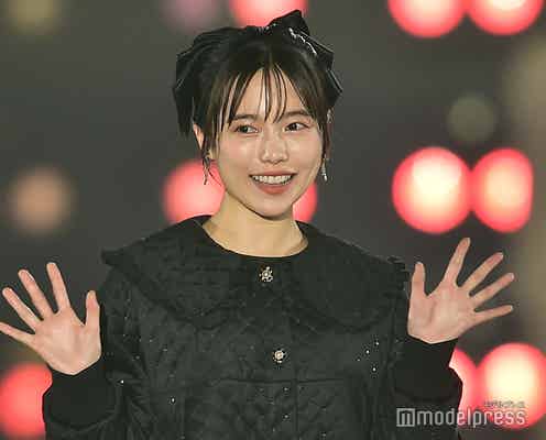 島崎遥香、ミニ丈ワンピ×シアーソックスで美脚魅せ 笑顔にキュン<関西コレクション 2023 A/W>