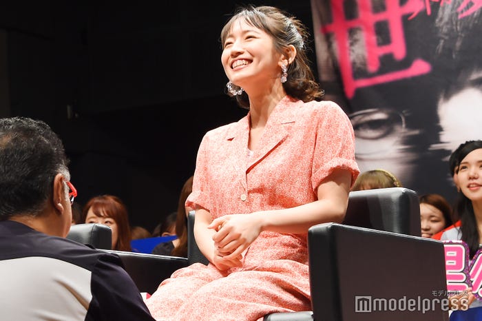 マッサージを受ける吉岡里帆、隣の玉森裕太は激痛マッサージ中(C)モデルプレス