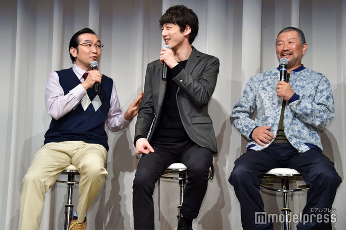 池田鉄洋(左)、坂口健太郎(中央)にスリスリボディータッチ(C)モデルプレス