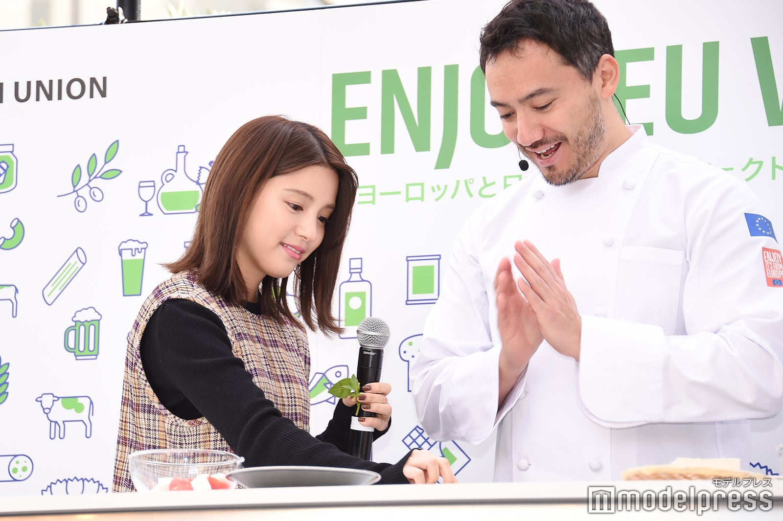 豆腐カプレーゼを作っている川島海荷＆ベリッシモ・フランチェスコ（C）モデルプレス