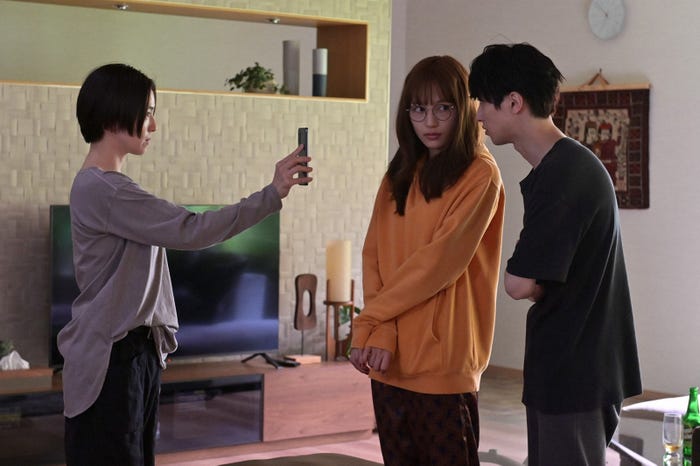 中村アン、川口春奈、横浜流星「着飾る恋には理由があって」第3話より(C)TBS