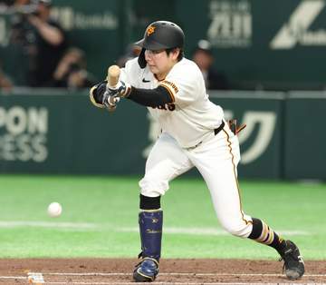 巨人・平山が神スライディングで生還 一度はアウト判定も阿部監督のリクエストで覆る 捕手のタッチをかわす