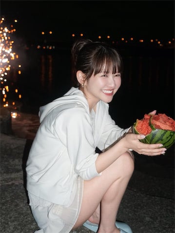 佐藤ノア、スイカ割り＆花火を満喫 "夏の始まり"ショットに「笑顔が可愛すぎる！」