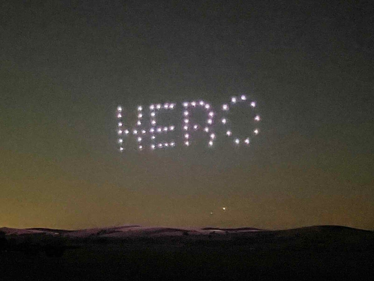 文字や絵をつくるかわいいドローンショー