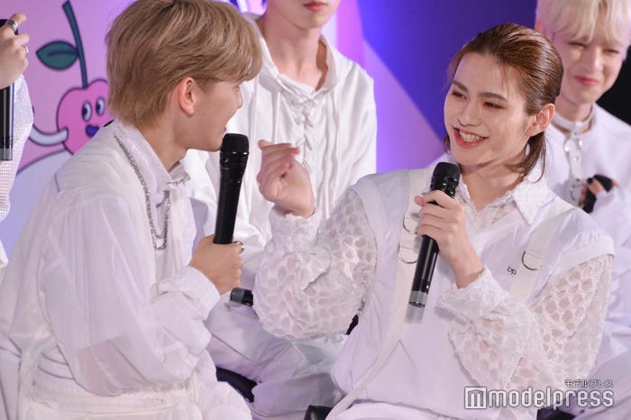 高塚大夢を相手に初対面での打ち解け方を実演する松田迅 (C)モデルプレス