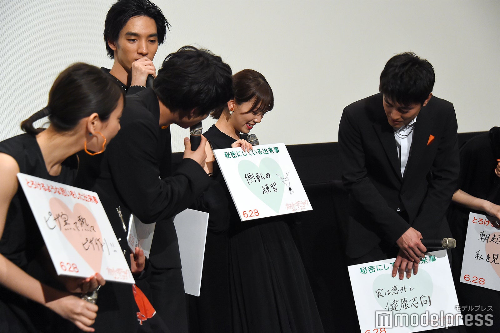 堀未央奈画伯の絵を見に集まる共演者たち （C）モデルプレス