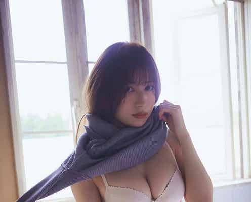 美しすぎるリングガールで話題・雪平莉左、ニットからのランジェリー姿にドキッ