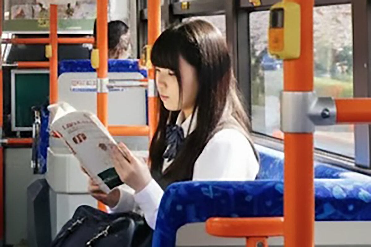 バスの中で教科書を読む学生・受験生