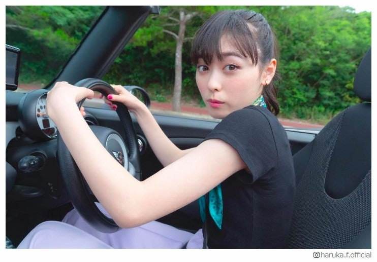福原遥のドライブデート風ショット “免許取り立て”運転姿が「可愛すぎる」と反響