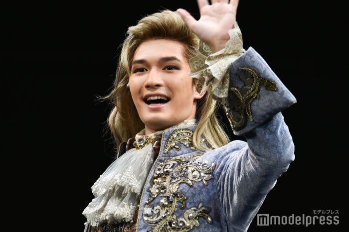 笑顔で手を振るジェシー(C)モデルプレス