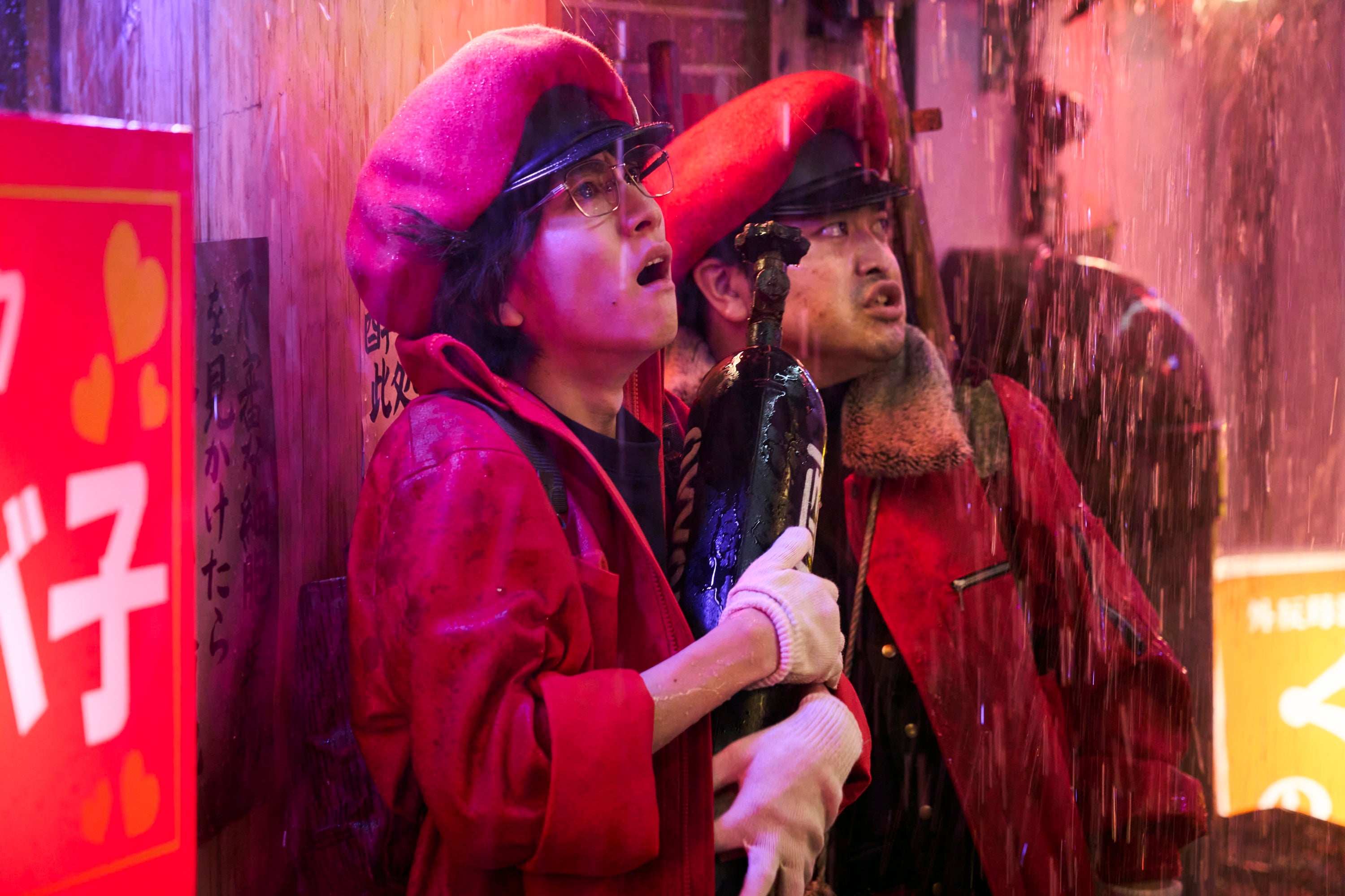 板垣李光人、加藤諒／映画「はたらく細胞」場面写真（C）清水茜／講談社（C）原田重光・初嘉屋一生・清水茜／講談社（C）2024映画「はたらく細胞」製作委員会