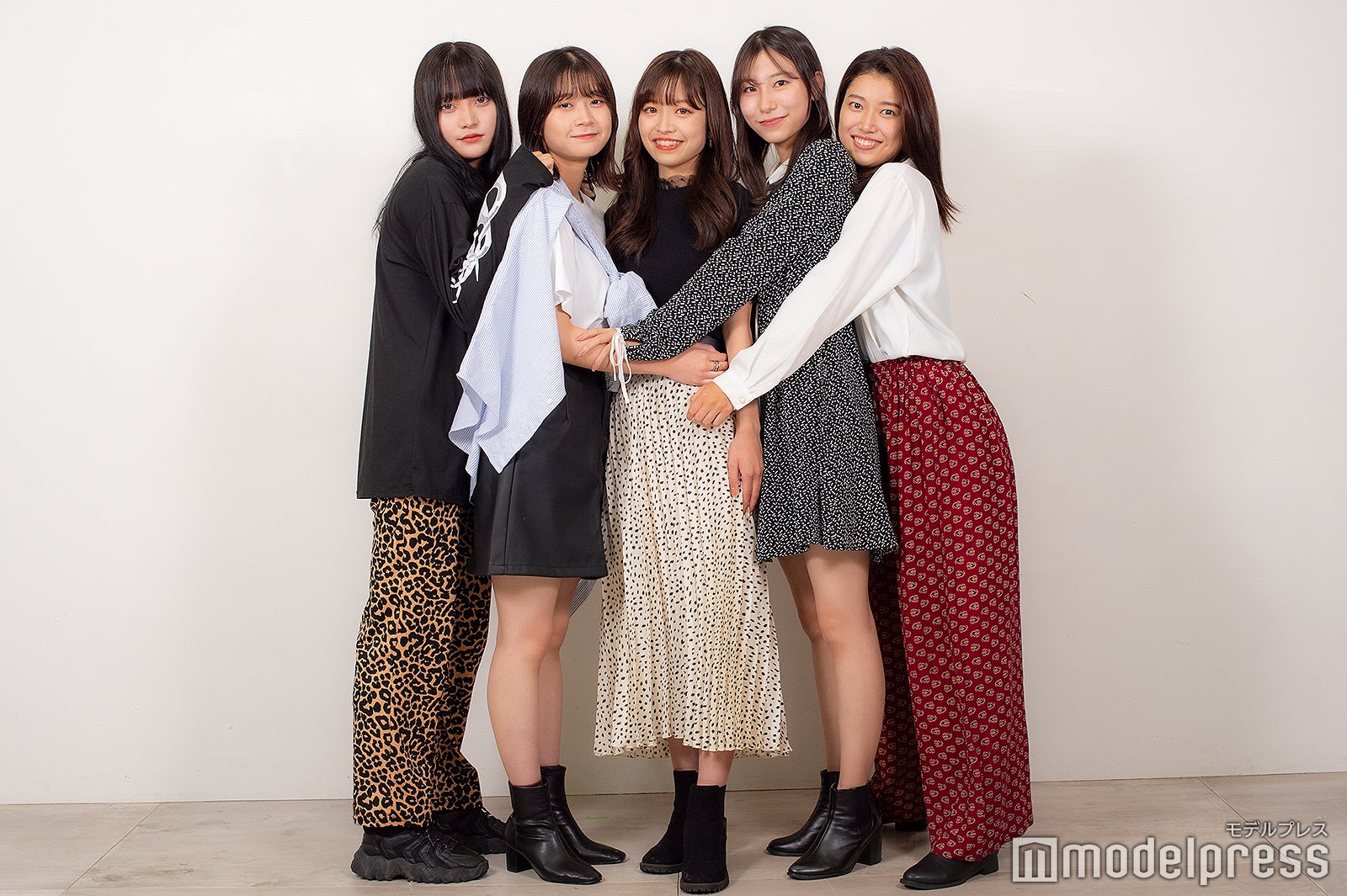 「ミス成蹊コンテスト」ファイナリスト／左から山本麗さん、安面里菜さん、田辺萌夏さん、根岸ななかさん、石川英利佳さん（C）モデルプレス