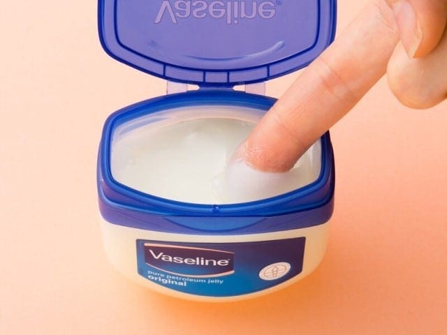 ワセリンは肌荒れがひどい時のお助けアイテム