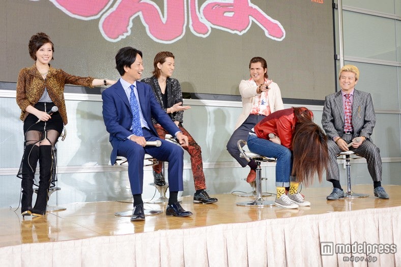 “がんぼ”な人に指名され愕然とする尾野真千子（前列中央）とキャスト陣