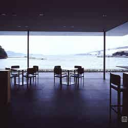 「香川県立東山魁夷せとうち美術館」/瀬戸大橋が眼前に広がるカフェ