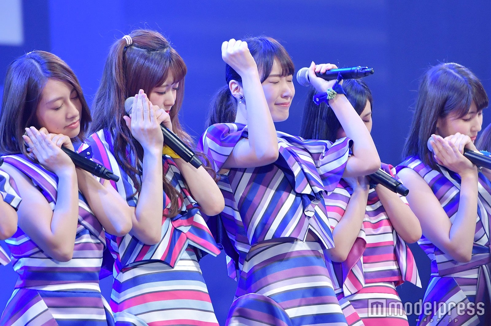 「泣いたっていいじゃないか？」曲始めの高山一実（中央）（C）モデルプレス