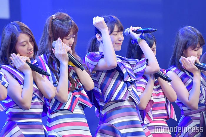 「泣いたっていいじゃないか?」曲始めの高山一実(中央)(C)モデルプレス