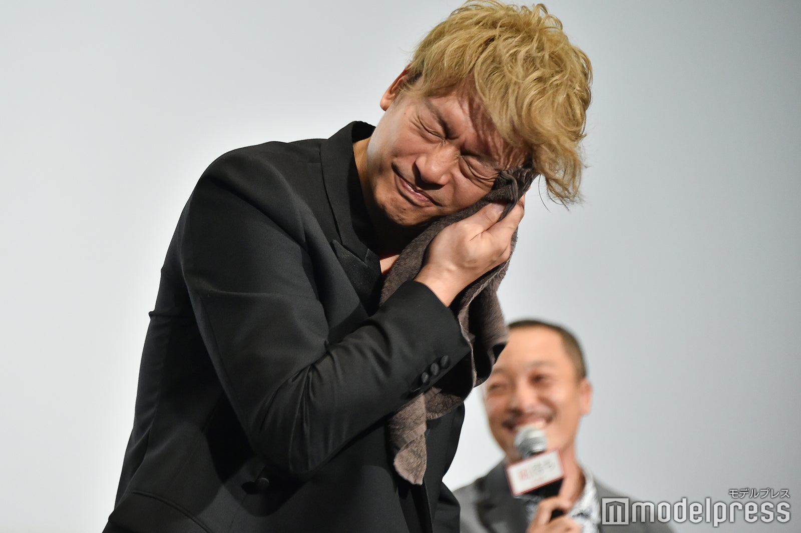 汗を拭く香取慎吾、笑顔で見守る音尾琢真 （C）モデルプレス