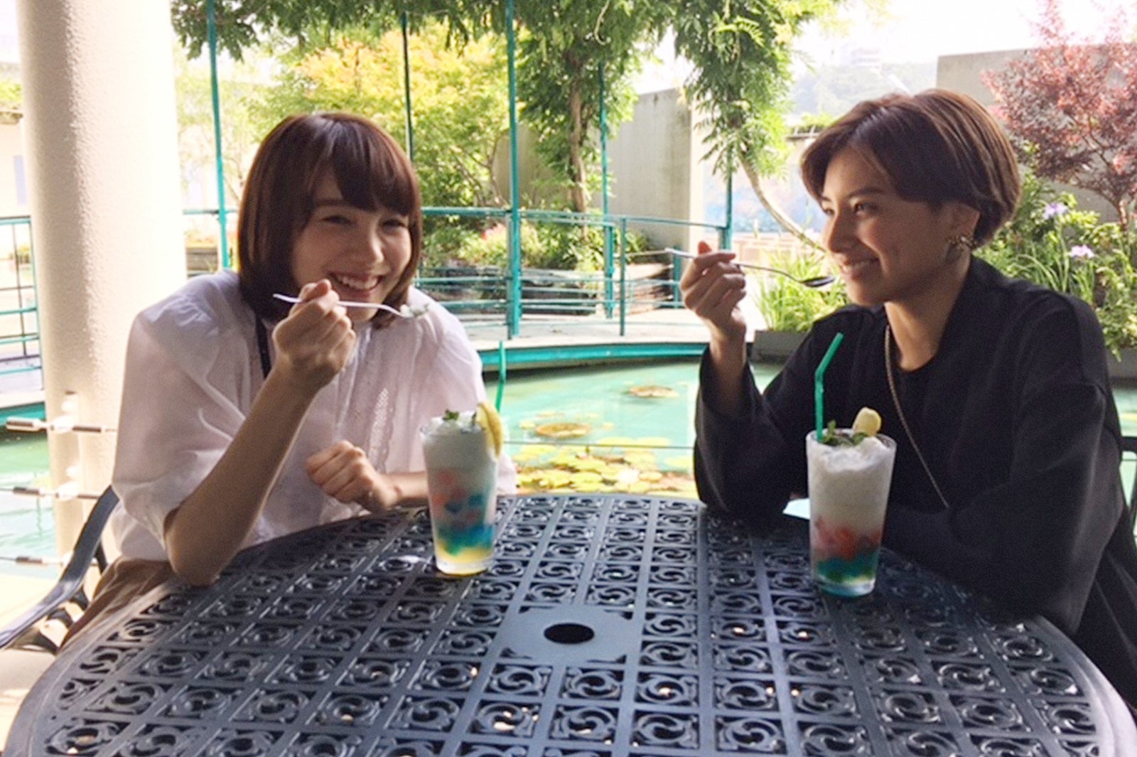 （左から）飯豊まりえ、ラブリ（C）TBS