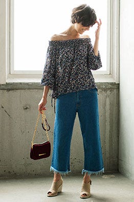 ジョーゼット小花柄オフショルダーブラウス「STYLEST」2,850円(税別)/画像提供:STYLEST