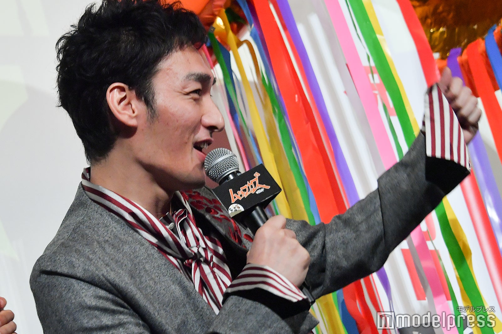 “いいねダンス”をする草なぎ剛 （C）モデルプレス