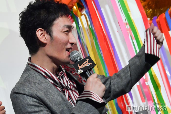 “いいねダンス”をする草なぎ剛 (C)モデルプレス