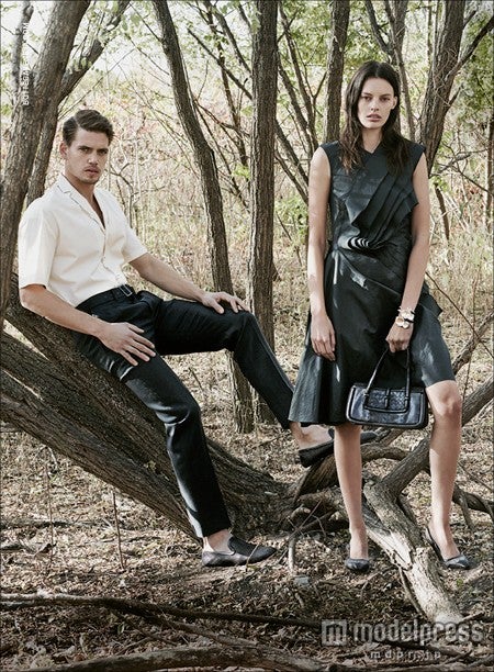 ボッテガ・ヴェネタ最新コレクション、世界的アーティストとのコラボで魅せる