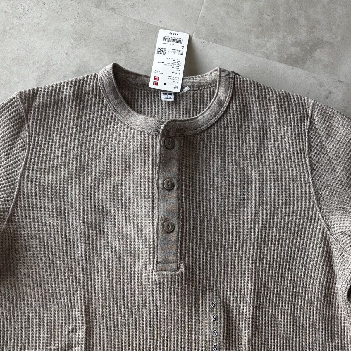 ユニクロ　ワッフルヘンリーネックTシャツ　ベージュSサイズのワッフル素材アップ