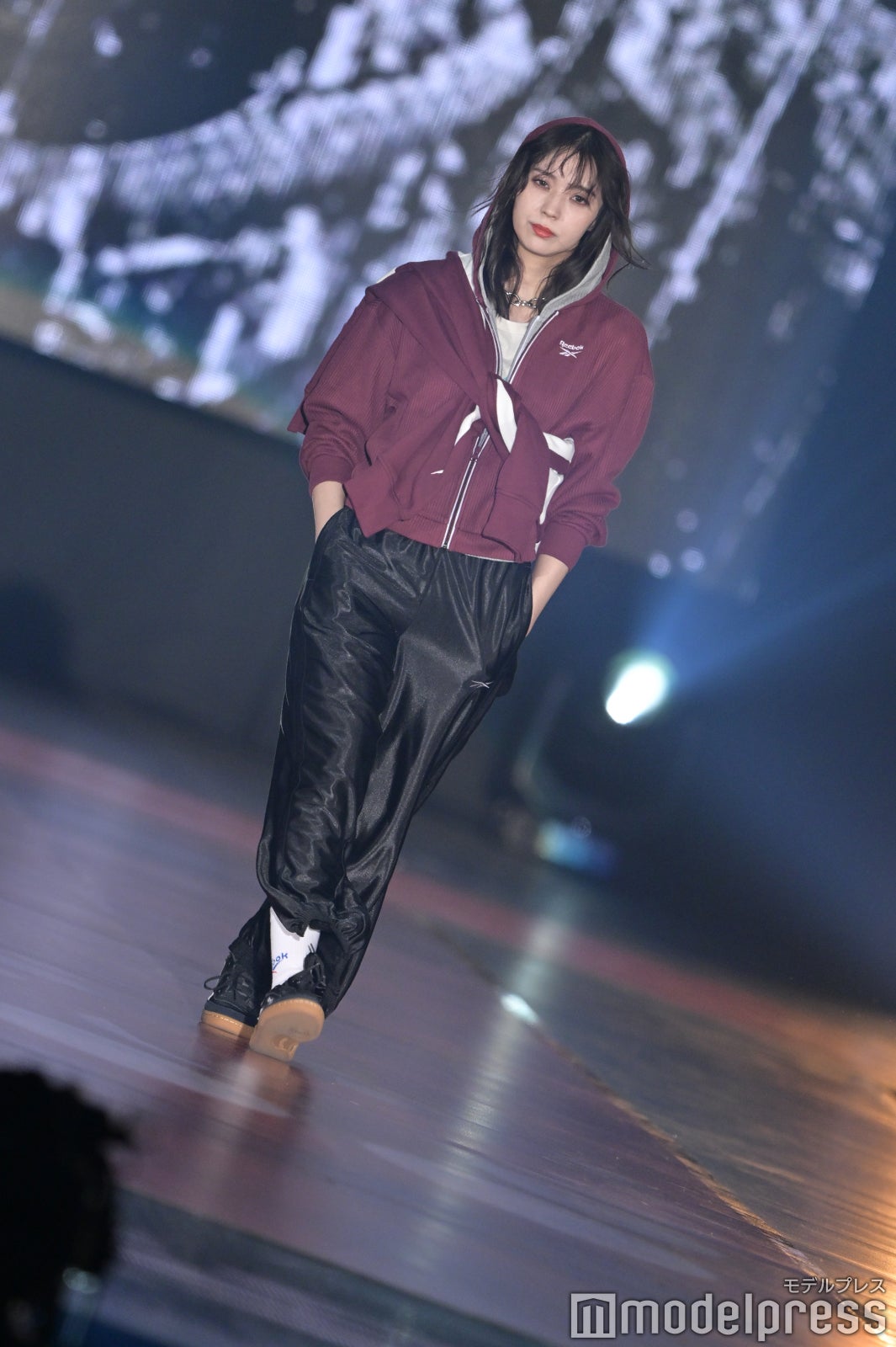 櫻坂46小林由依、ウェーブかかった新鮮ヘアに注目 パーカー