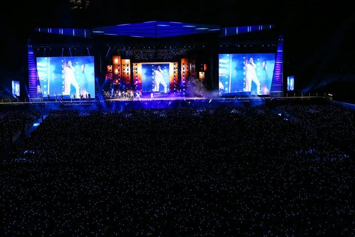 熱いライブパフォーマンスを展開