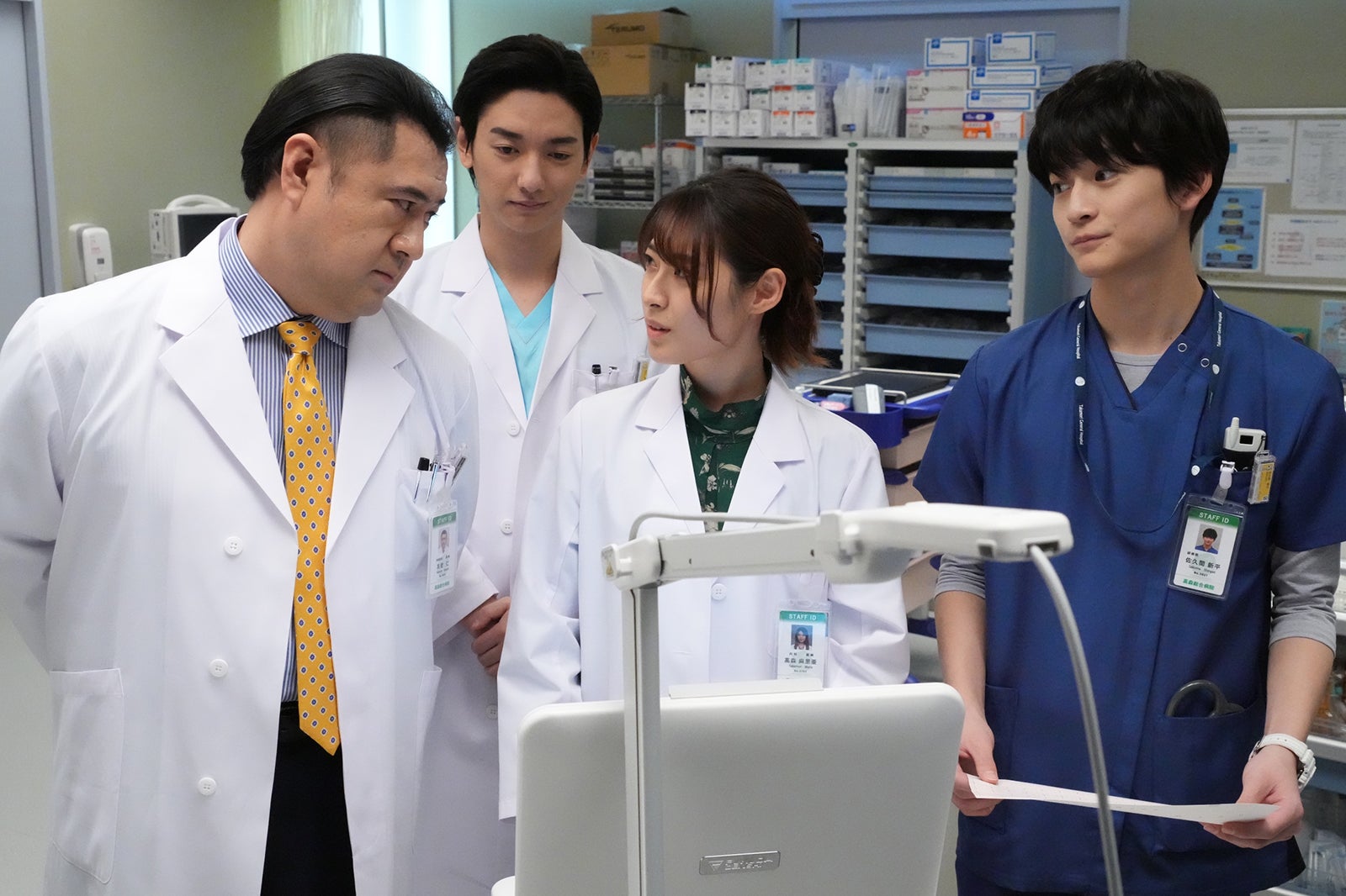 （左から）小手伸也、七瀬公、瀧本美織、高橋文哉／「ドクターホワイト」第1話より（C）フジテレビ