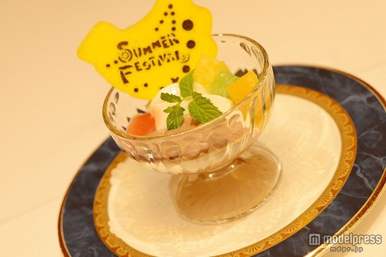 バナナチョコレートプリンとココナッツプリンの レッドオレンジソース フレッシュフルーツ添え