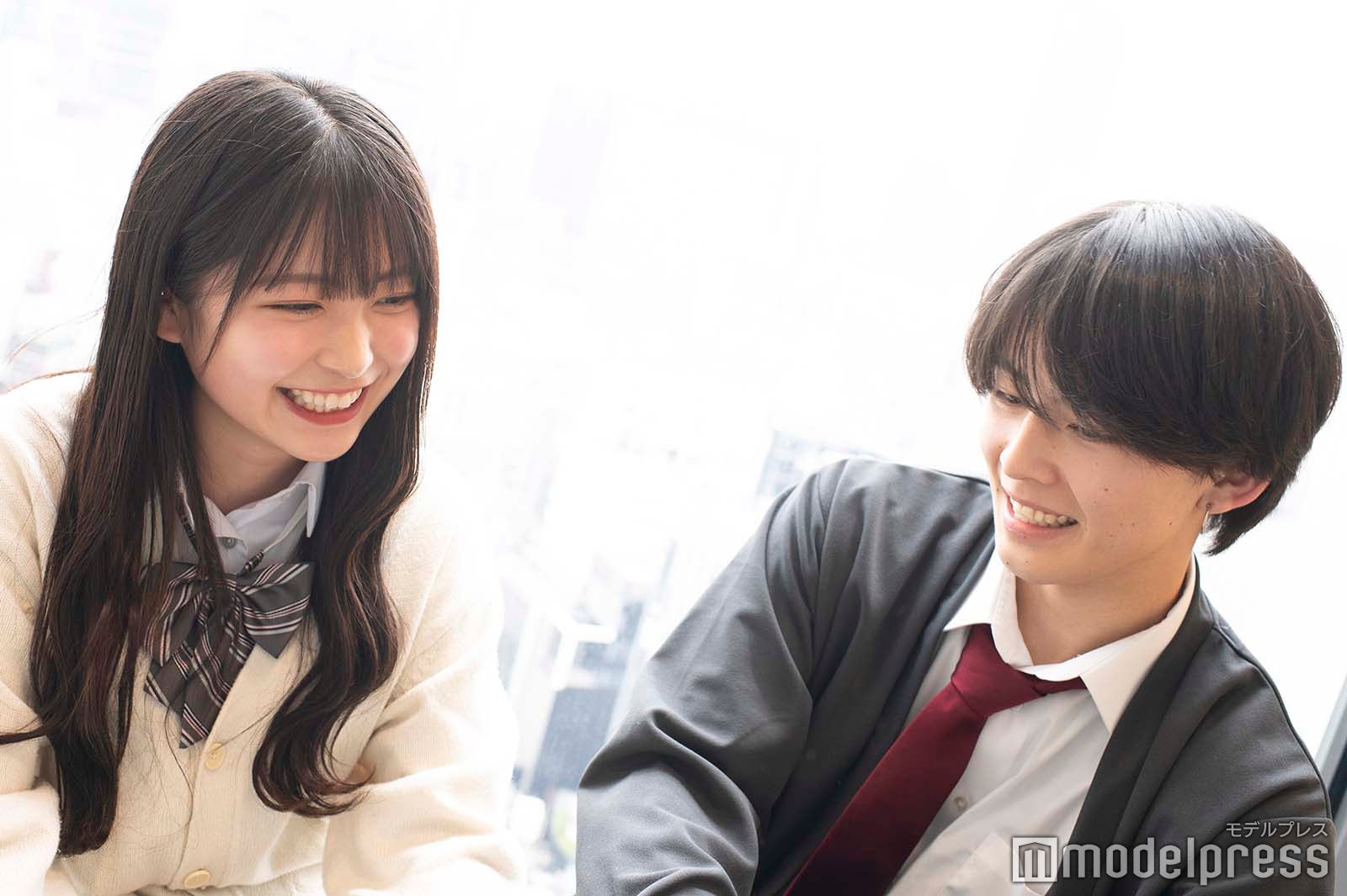 見つめ合って手つなぎポーズに照れる内山優花、國本陽斗 （C）モデルプレス