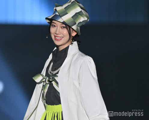 堀未央奈、小倉織アイテム着こなす “ハット重ね”個性派コーデで登場【TGC北九州2024】