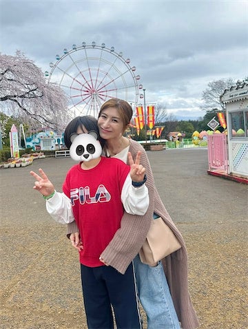 元‟広末涼子ものまね”芸人、10歳息子を遊園地でバックハグ「相変わらず美しいですね」