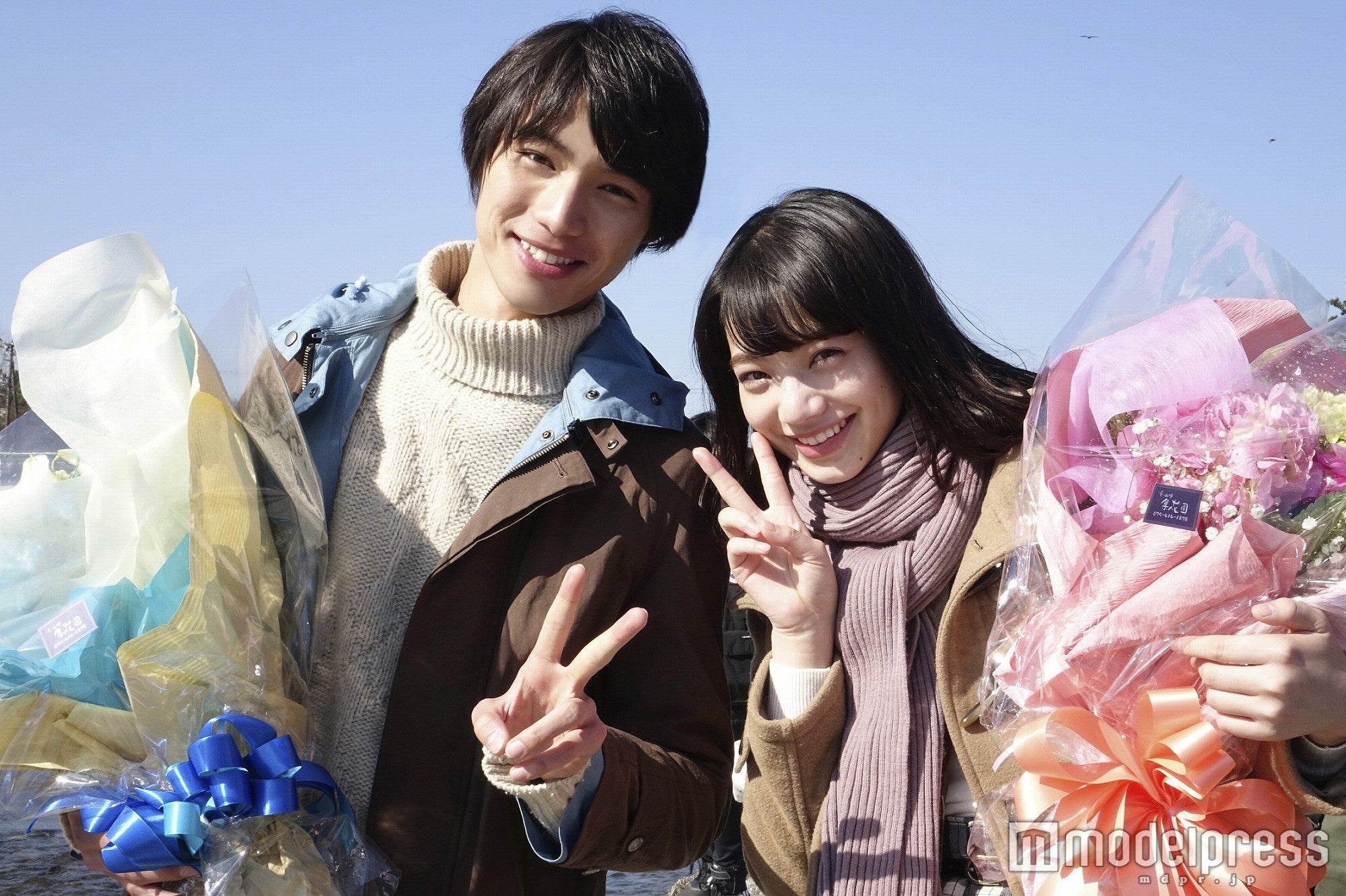 クランクアップを迎えた福士蒼汰・小松菜奈（C）2016「ぼくは明日、昨日のきみとデートする」製作委員会