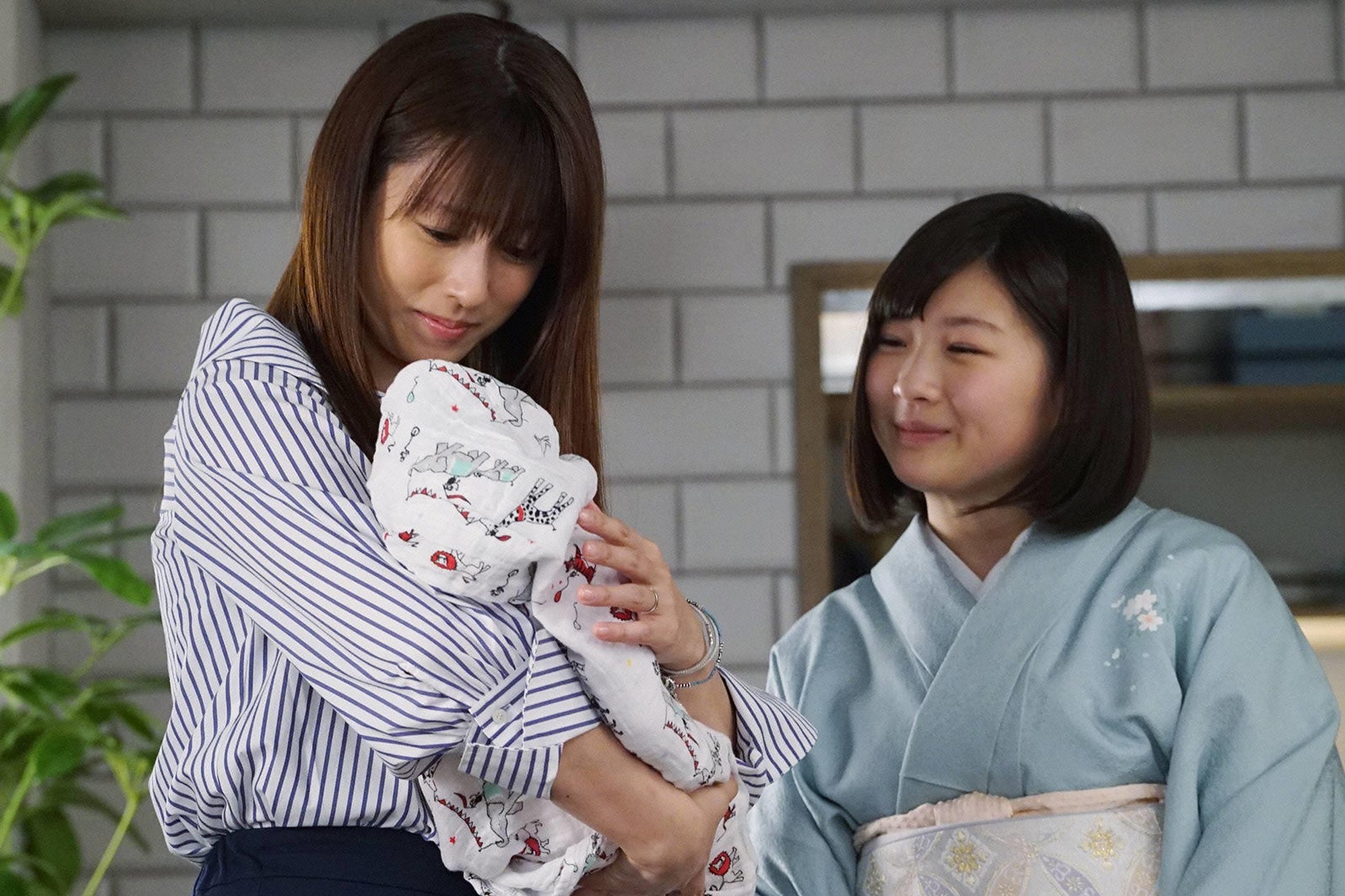 深田恭子、伊藤沙莉／「隣の家族は青く見える」第6話より（C）フジテレビ