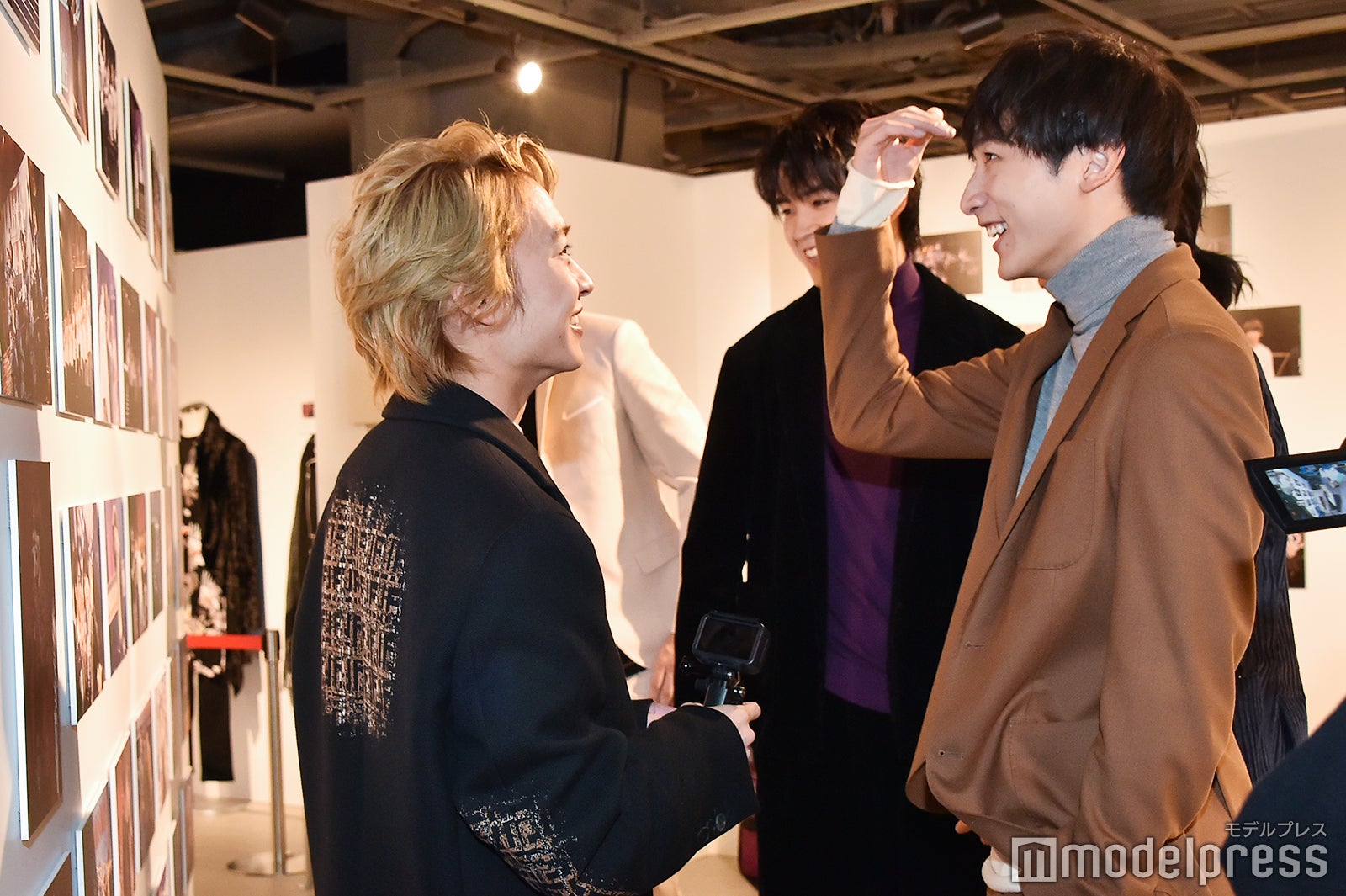 写真展を見学中 （C）モデルプレス