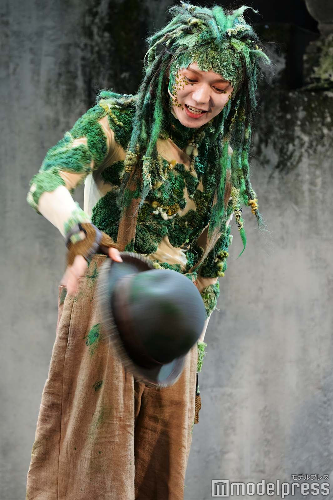 自宅でのハット練習を実演した七五三掛龍也（C）モデルプレス