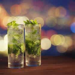 オリジナルモヒートで夕涼み/画像提供:神戸布引ハーブ園