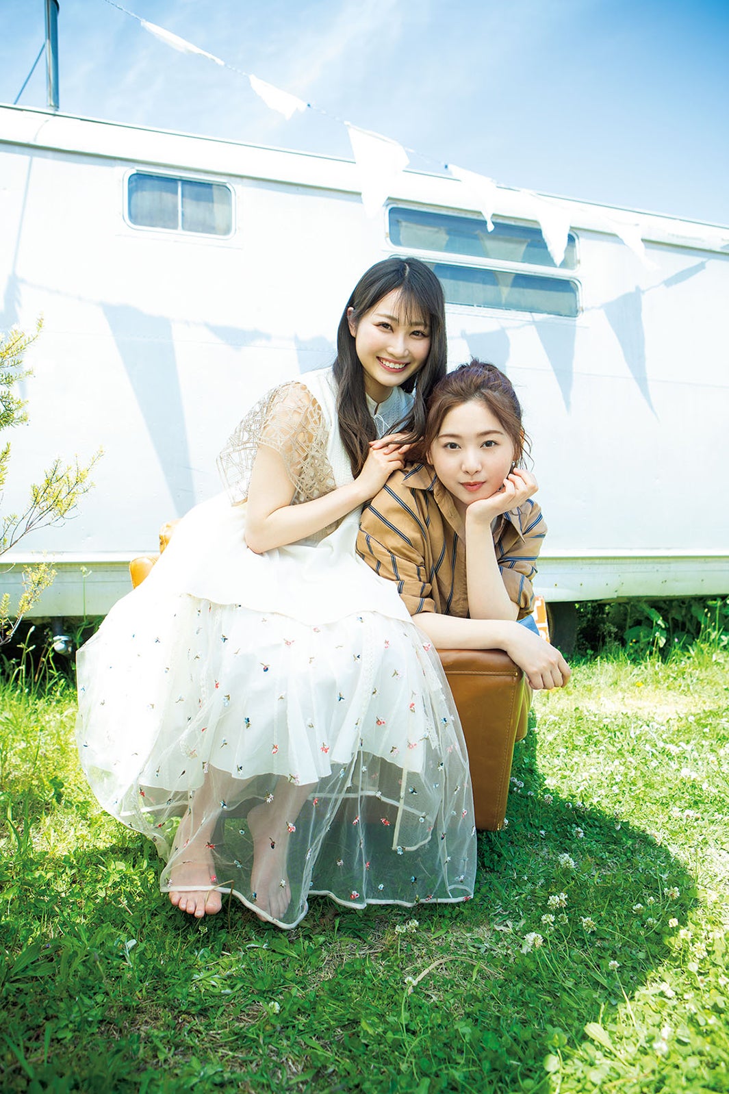 （左から）潮紗理菜、富田鈴花（提供写真）