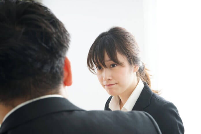 意外と難しい!?　「相手の目を見て話す」