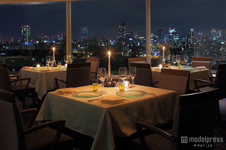 夜景の見えるレストランでディナー（ホテルニューオータニ大阪「SAKURA」）／画像提供：ニュー・オータニ