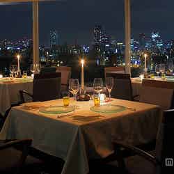 夜景の見えるレストランでディナー（ホテルニューオータニ大阪「SAKURA」）／画像提供：ニュー・オータニ