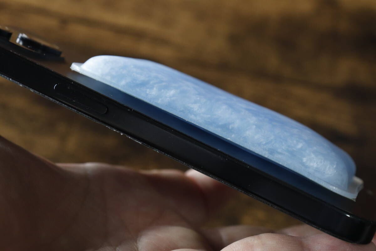 スマートフォンに貼り付けた冷却パッドの薄さがわかる側面 スマートフォンに貼り付けた冷却パッドの薄さがわかる側面