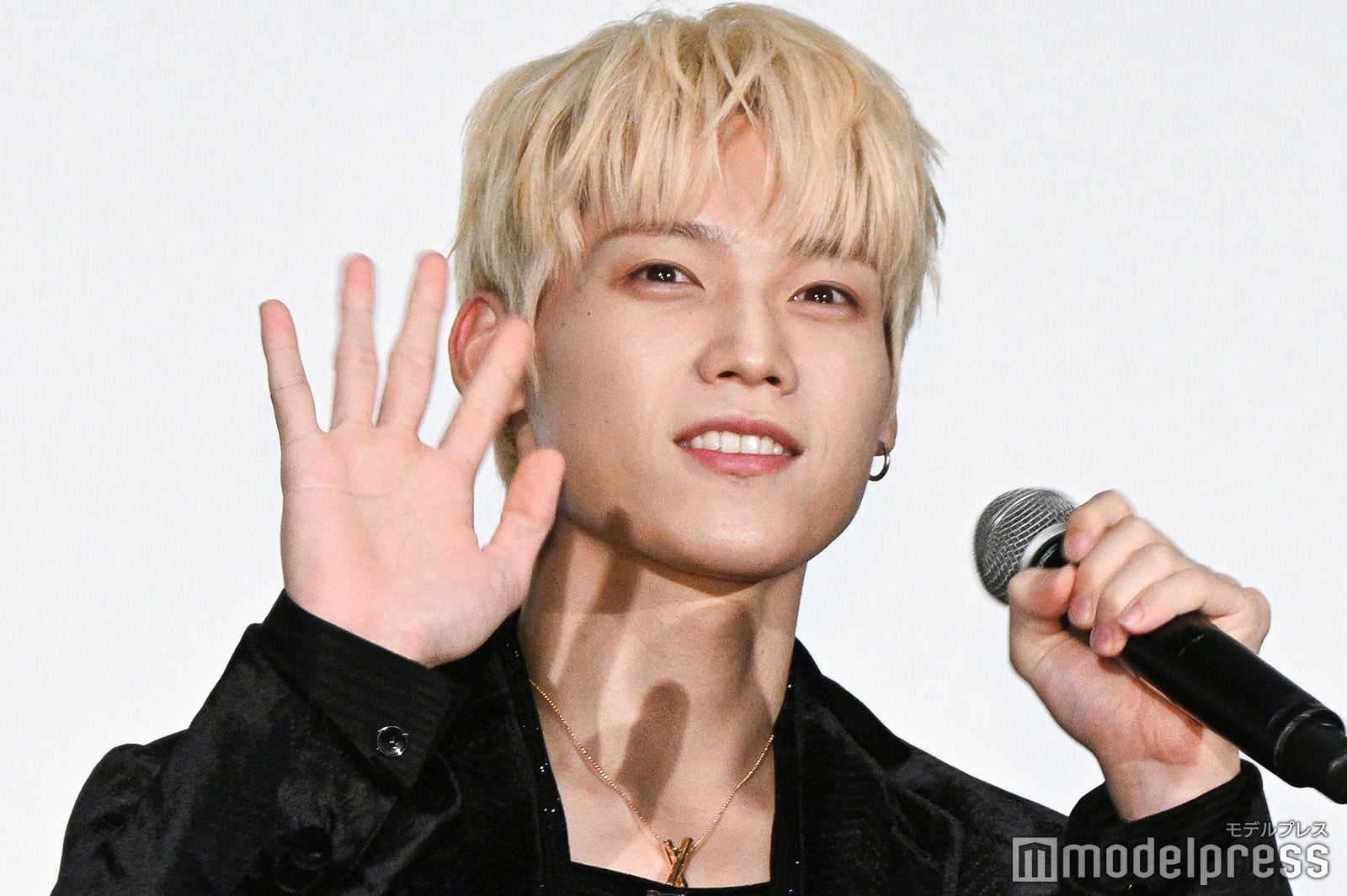 手を振る木村柾哉（C）モデルプレス