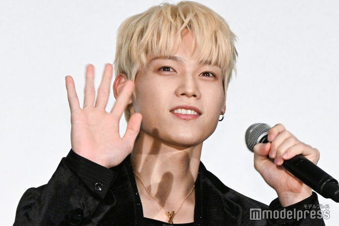 手を振る木村柾哉(C)モデルプレス